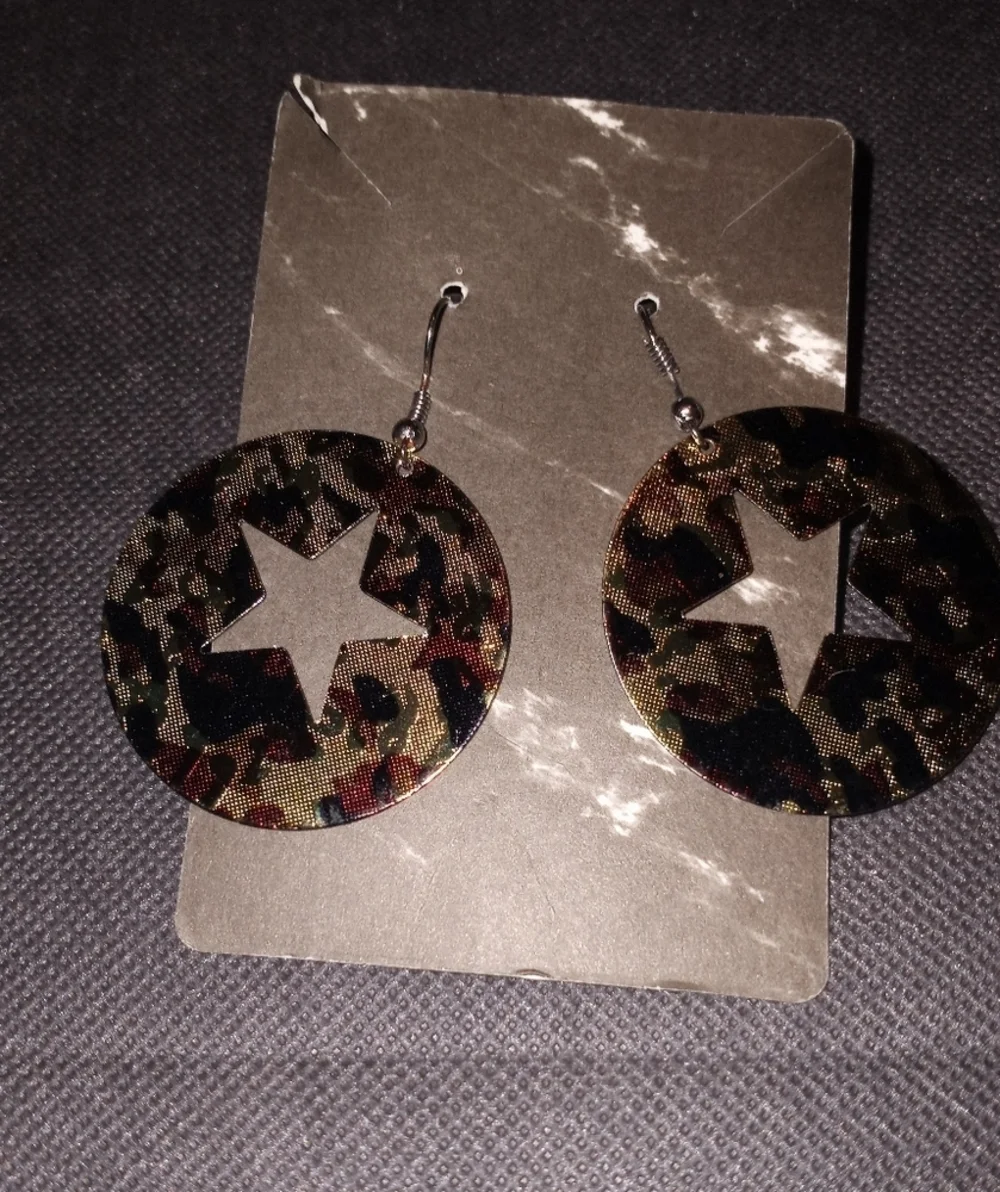 Star cutout Camouflage dangle earrings